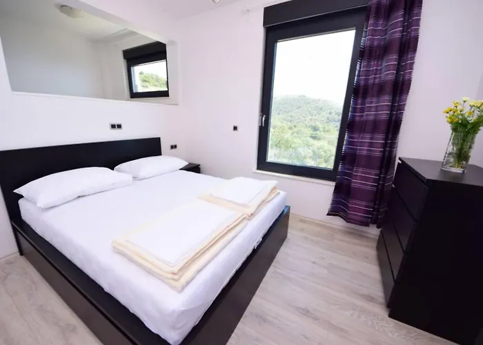 Andrea * 特罗吉尔